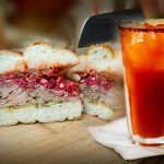 Нож и шейкър