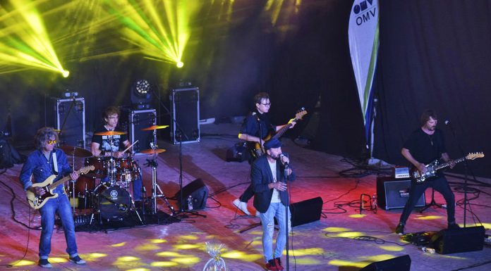 Стефан Вълдобрев за първи път се поклони на пловдивската публика в началото на концерта си frt