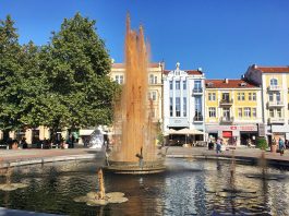 Кафява вода във фонтан и рекламно позициониране, или защо тазгодишното издание на Нощ/Пловдив е най-слабото до сега Coca-cola fountain