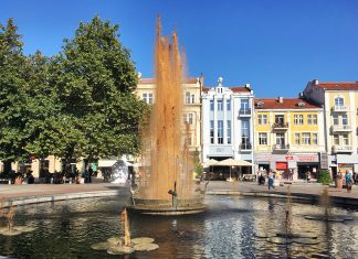 Кафява вода във фонтан и рекламно позициониране, или защо тазгодишното издание на Нощ/Пловдив е най-слабото до сега Coca-cola fountain