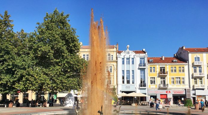 Кафява вода във фонтан и рекламно позициониране, или защо тазгодишното издание на Нощ/Пловдив е най-слабото до сега Coca-cola fountain