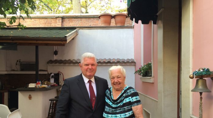 Напусна ни голямата пловдивска учителка Бедрие Ходжева Бедрие-Ходжева-със-сина-си-д-р-Гюрай-Ходжев-696x522