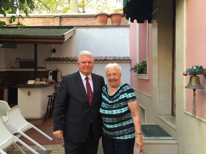 Бедрие-Ходжева-със-сина-си-д-р-Гюрай-Ходжев-696x522