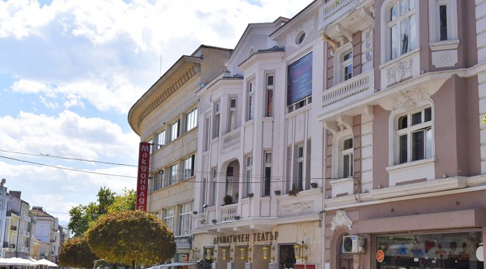 Драматичен театър Пловдив – първият професионален театър в България