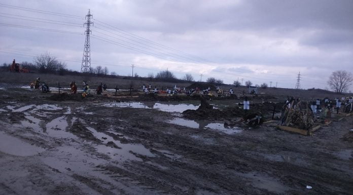 Гробищен парк Рогошко шосе тъне в кал и локви