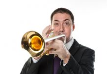 Мишо Йосифов застава начело на брас секцията в историческият концерт на ХИПОДИЛ, КОНТРОЛ, РЕВЮ и НОВА ГЕНЕРАЦИЯ