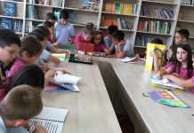 ОУ „Райна Княгиня“ посрещна пътуващата къщичка с книги „Родна стряха“ e-kniga