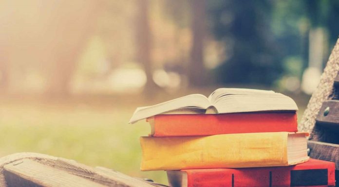 Пловдивчани предават рециклирана пластмаса, за която получават книга getty