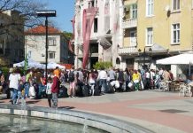 Пловдивчани отпразнуваха Световният ден на Земята, разменяйки пластмаса за книги knigi-smet2