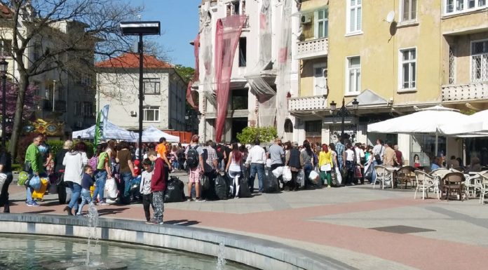 Пловдивчани отпразнуваха Световният ден на Земята, разменяйки пластмаса за книги knigi-smet2