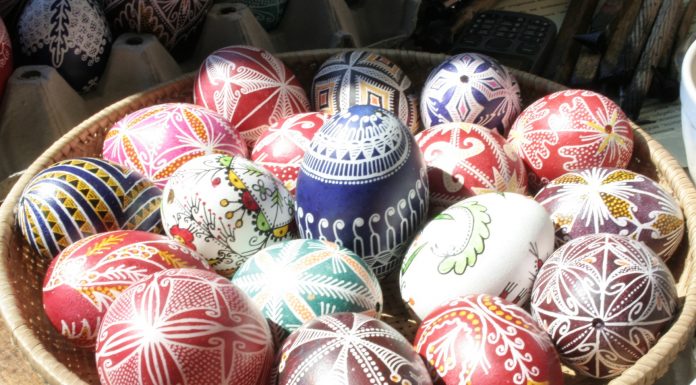 Традиции и обичаи от три държави  в изложбата: „Великден в България,Чехия и Словакия“ pisani qjca