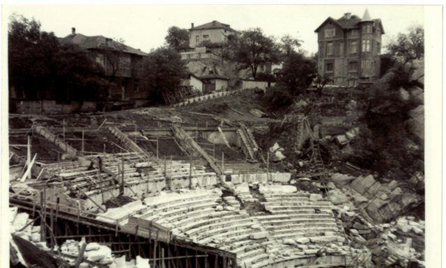 Градските управници разиграват театър на Античния