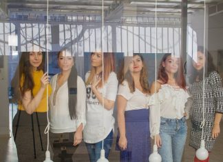 Кристина Ликова представя красива симбиоза между различни видове изкуства в изложбата си „Пет плюс” 5+