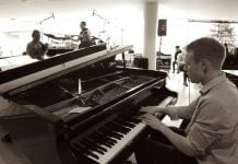 David Dower Trio свирят на сцената на бар Контрабас в Пловдив