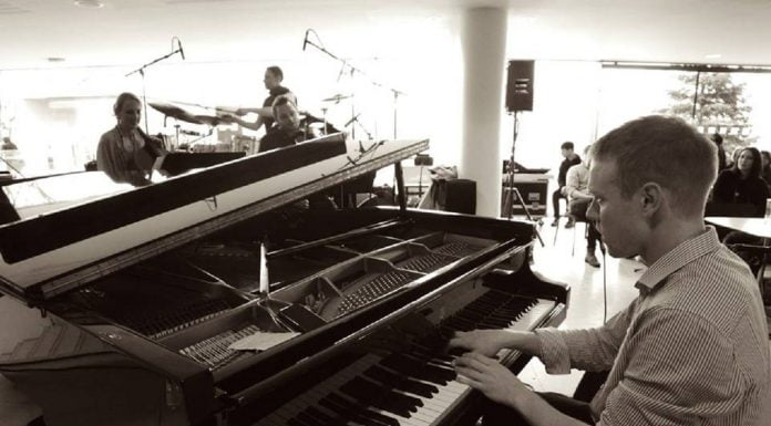 David Dower Trio свирят на сцената на бар Контрабас в Пловдив