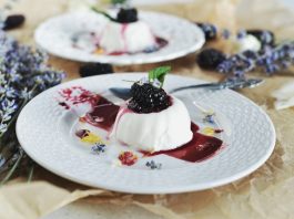 Сладки престъпления- Панакота с лавандула и къпини panakota