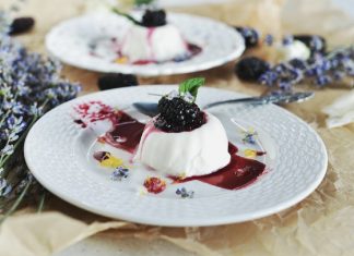 Сладки престъпления- Панакота с лавандула и къпини panakota