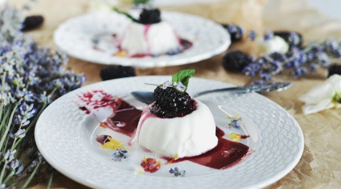 Сладки престъпления- Панакота с лавандула и къпини panakota