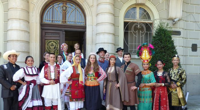 Танцьори от 10 държави препълниха залата на община Пловдив в последния ден на фолклорния фестивал Folkloren festival