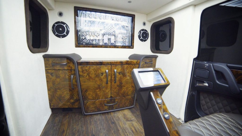 Бронирана лимузина на базата на Mercedes-AMG G63 12