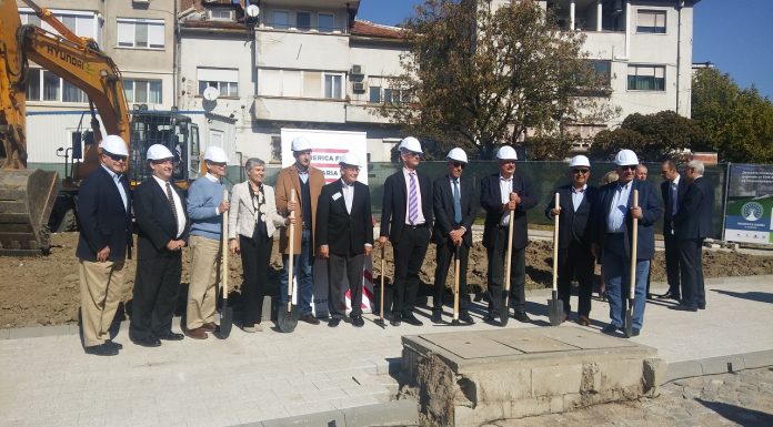 Изграждат детска площадка на Епископската Базилика (Видео) Изграждат детска площадка на Епископската Базилика