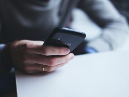 Деца протестират срещу зависимостта на родителите си от смартфони (Видео) smartphone