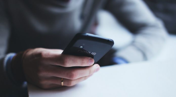 Деца протестират срещу зависимостта на родителите си от смартфони (Видео) smartphone