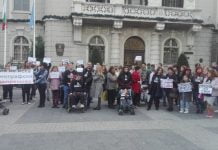 Родителите на децата с увреждания поискаха оставката на Вицепримиера Валери Симеонов Протест