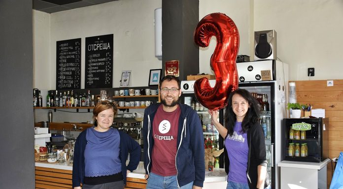 Хайде на среща в „Отсреща“ – вече 3 години в Пловдив Отсреща