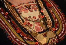 Какво значение носят цветовете на българската шевица folk-costumes