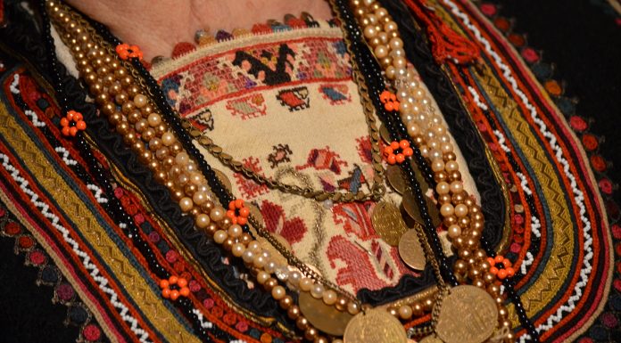 Какво значение носят цветовете на българската шевица folk-costumes