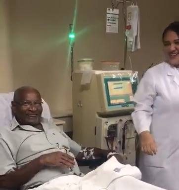 Лекари заразяват пациенти да танцуват в отдела по Хемодиализа Лекари заразяват пациенти да танцуват в отдела по Хемодиализа