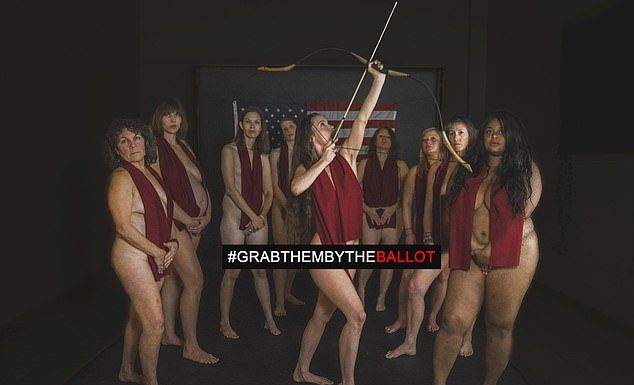 Американки позираха голи, за да привлекат гласоподаватели за демократите Доун Робертсън