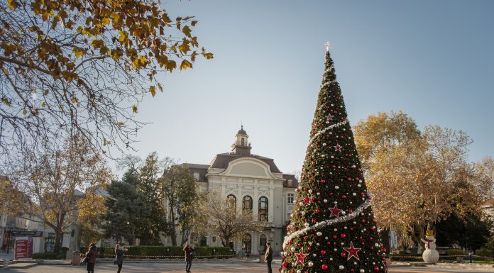 Палим светлините на коледното дърво в Пловдив Коледа