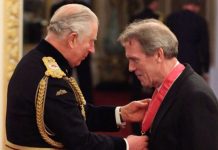 Хю Лори получи Рицарски Орден от принц Чарлз