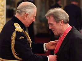 Хю Лори получи Рицарски Орден от принц Чарлз