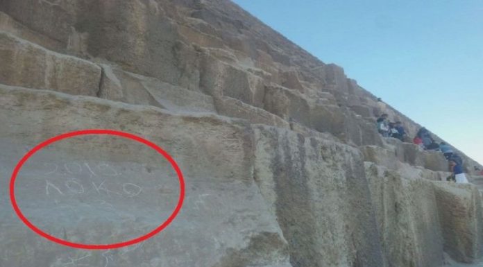 ЛОКО покори Хеопсовата пирамида в Гиза ЛОКО покори Хеопсовата пирамида в Гиза