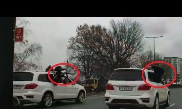 Екшън! Момчета се разхождат с калашници из Асеновград (ВИДЕО)