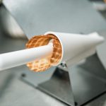 Малката уличка с аромат на домашни фунийки и масло