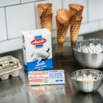 Малката уличка с аромат на домашни фунийки и масло