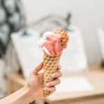 Малката уличка с аромат на домашни фунийки и масло