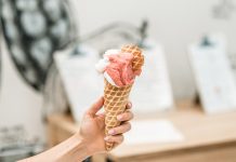 Малката уличка с аромат на домашни фунийки и масло Малката уличка с аромат на домашни фунийки и масло