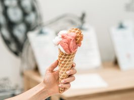 Малката уличка с аромат на домашни фунийки и масло Малката уличка с аромат на домашни фунийки и масло