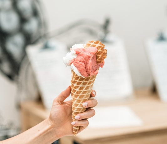 Малката уличка с аромат на домашни фунийки и масло Малката уличка с аромат на домашни фунийки и масло