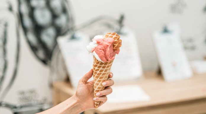 Малката уличка с аромат на домашни фунийки и масло Малката уличка с аромат на домашни фунийки и масло