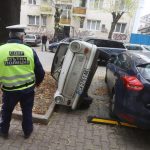 Шофьор си освободи място като обърна друг автомобил