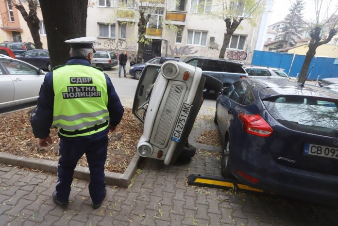 Шофьор си освободи място като обърна друг автомобил