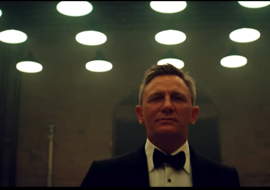 Джеймс Бонд срещу Даниел Крейг – ВИДЕО Джеймс Бонд срещу Даниел Крейг - ВИДЕО