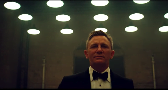 Джеймс Бонд срещу Даниел Крейг – ВИДЕО Джеймс Бонд срещу Даниел Крейг - ВИДЕО