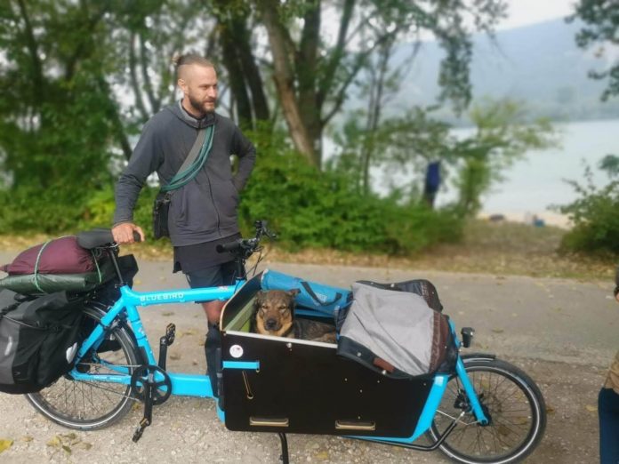 Михаел продава карго-велосипед, за да се прибере